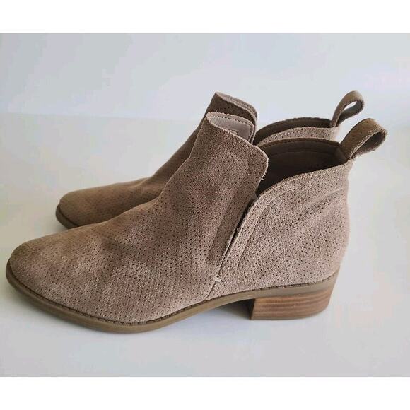 Dolce Vita Ankle Bootie 6.5 M Chelsea Tivon Taupe Suede Perforated Low Heel - Picture 1 of 12